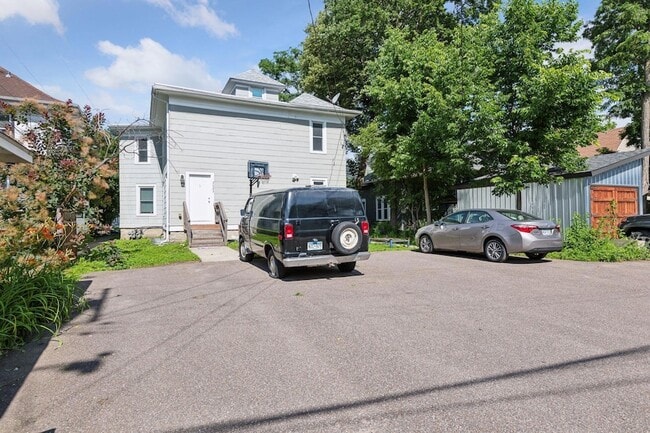 Building Photo - 3023 Dupont Ave S