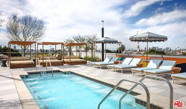 Building Photo - 7617 Santa Monica Blvd