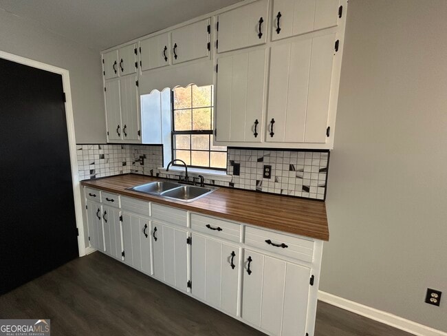 Building Photo - 3544 Lakeview Dr