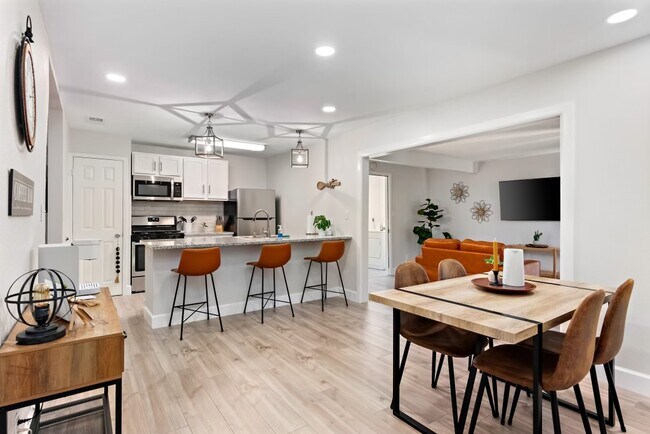 Building Photo - 10904 Putman Farm St