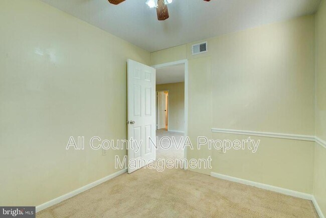 Building Photo - 613 Center St