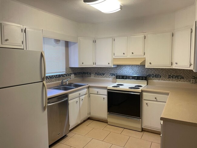 Building Photo - 2 Bedroom Duplex, 2 bath, carport