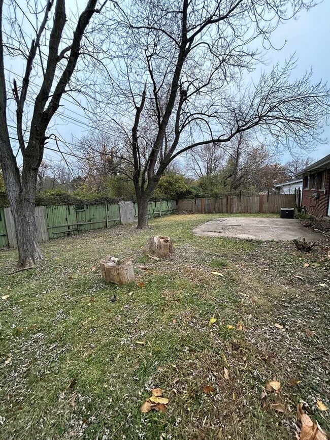 Building Photo - Charming 3-Bedroom Home with Fenced Backya...
