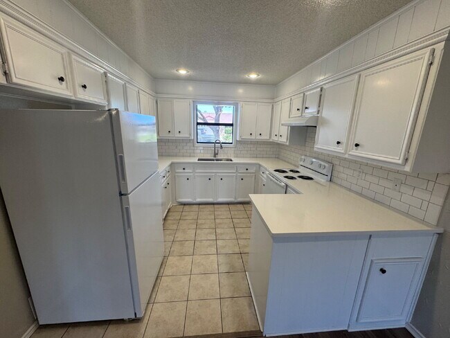 Building Photo - Stunning 3-Bedroom Haven with Cozy Firepla...