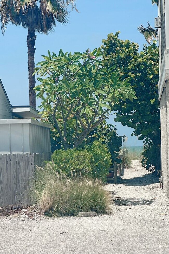 Building Photo - Beach Cottage Studio