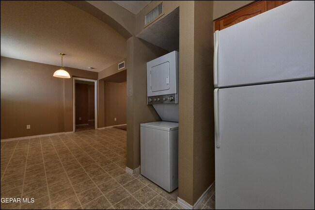 Building Photo - 3404 Blue Earth Ln