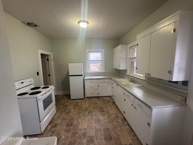 Building Photo - 2167 Eminence