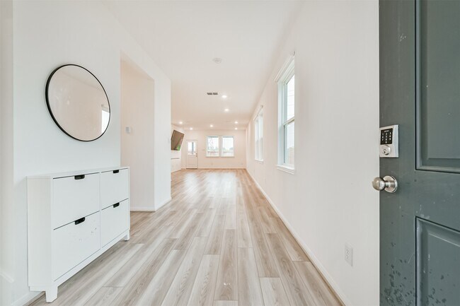 Building Photo - 1919 Quiet Gdn Ln