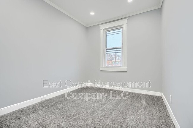 Building Photo - 3028 Kenyon Ave