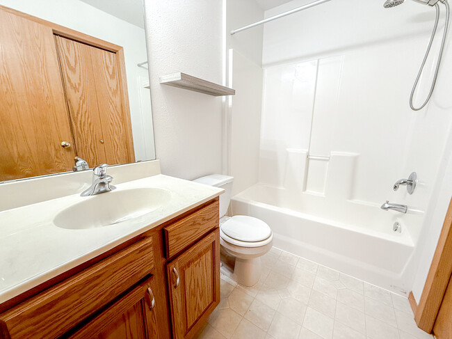 Master Bath - 23153 Iris Avenue