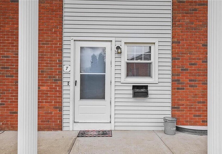 Building Photo - 133 Seemans Ln