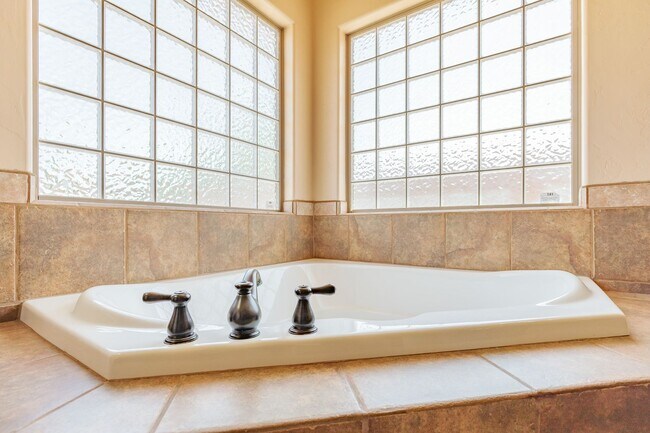 Building Photo - Beautiful Spacious 4 bedroom 2 bath House!