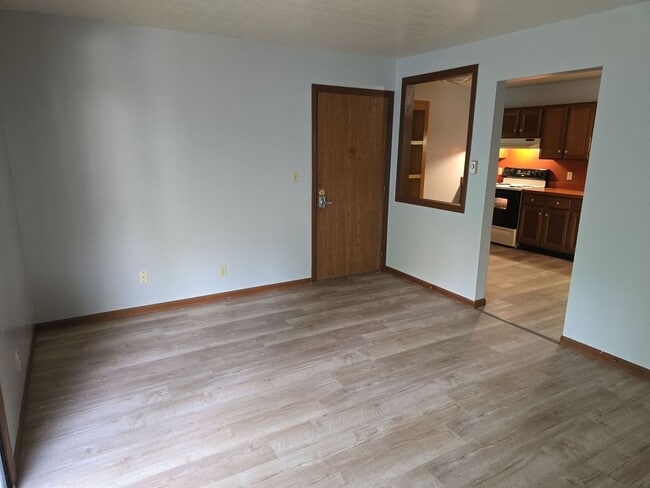 Building Photo - Spacious Living Room