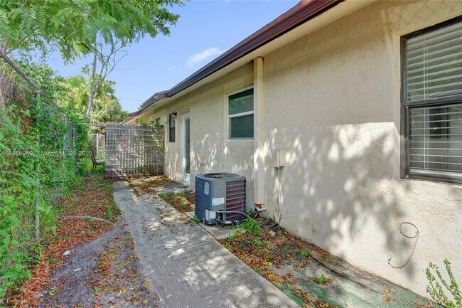 Building Photo - 1200 W 31st St