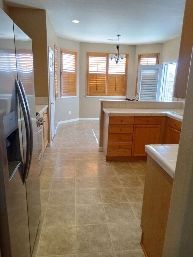 Building Photo - Double diamond home available for late May...