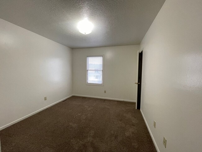 Building Photo - 521-F S Silverwood Lane