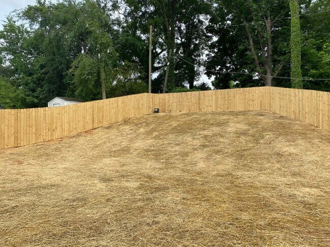 Building Photo - 1009 Justice Ave