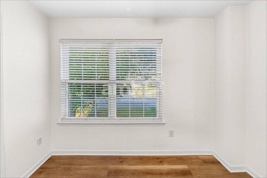 Building Photo - 1042 Vanguard Dr