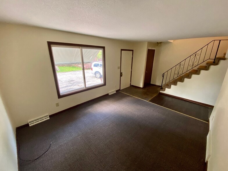 Building Photo - 3152 Losey Blvd S
