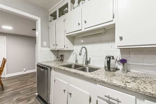 Building Photo - 1102 W Hart Ave