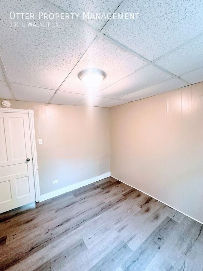 Building Photo - 530 E Walnut Ln