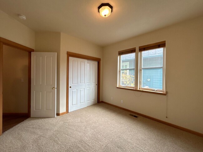 Building Photo - 3 Bedroom / 2 Bathroom House in NW Redmond