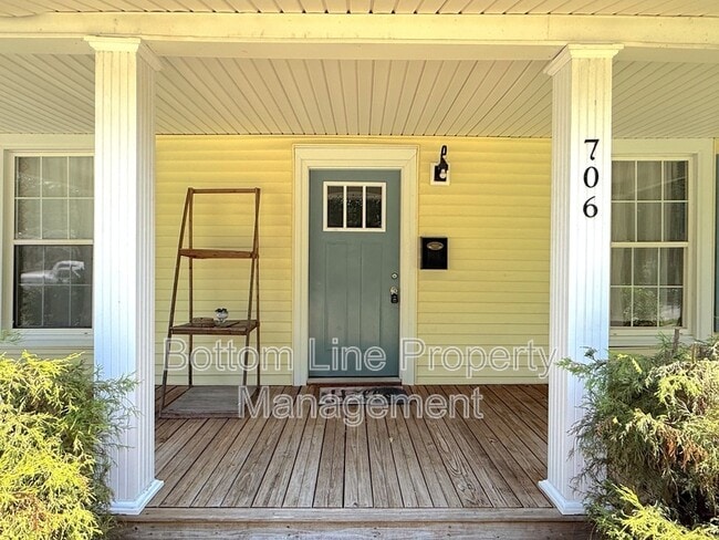 Building Photo - 706 S Chester St