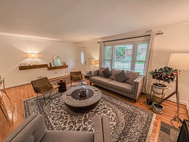 Building Photo - Sunny and Bright 4 Bedroom 3 Bath 2 Level ...