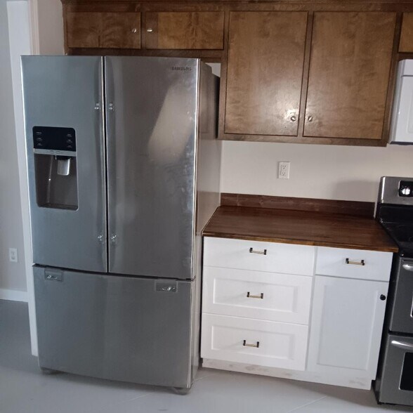 Building Photo - 120 Sharon Oakley Dr