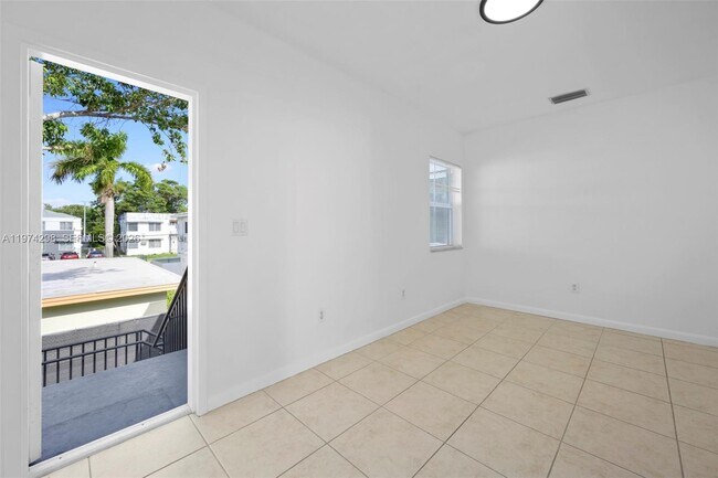 Building Photo - 571 NE 82nd St