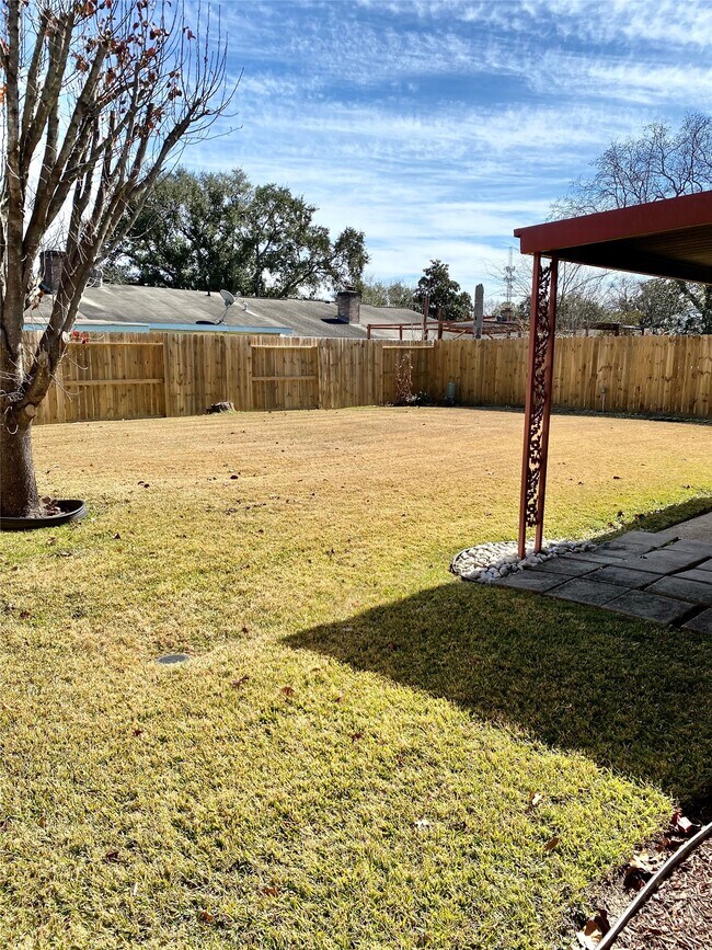 Building Photo - 10431 Town Square Rd