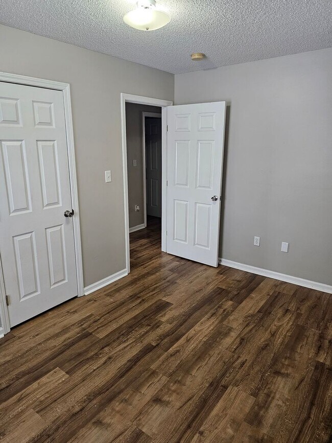 Building Photo - 1737 Moses Ave