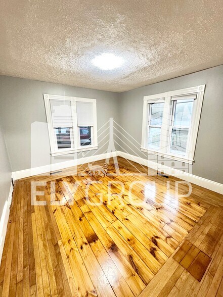 Building Photo - 10 Spruce St