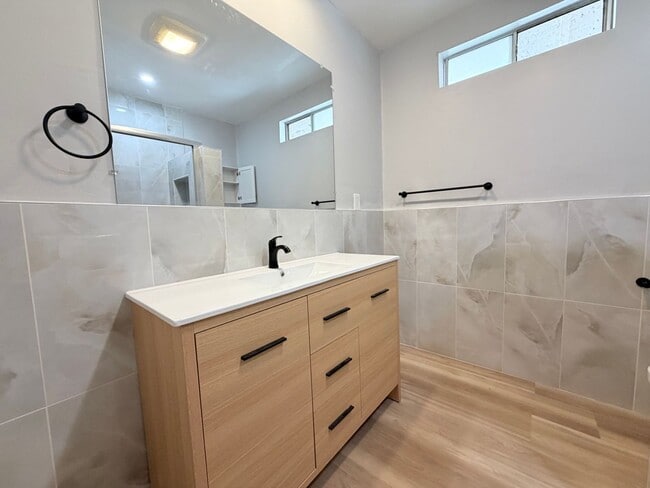 Building Photo - Huge 3 bedroom 2 bathroom for lease