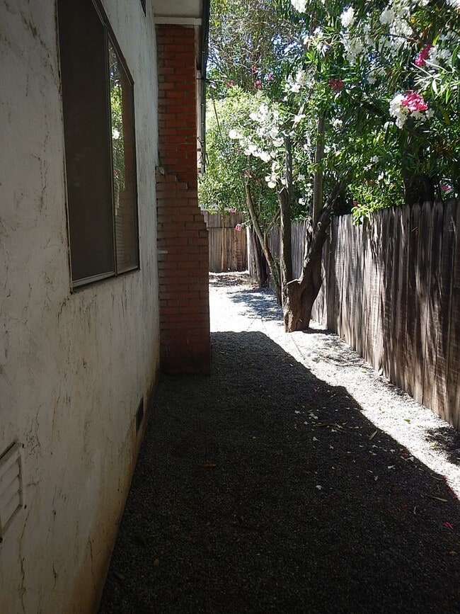 Building Photo - Charming 4Bed 2 Bath in great family neigh...