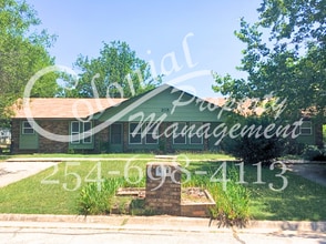 Building Photo - 215 E Robin Ln
