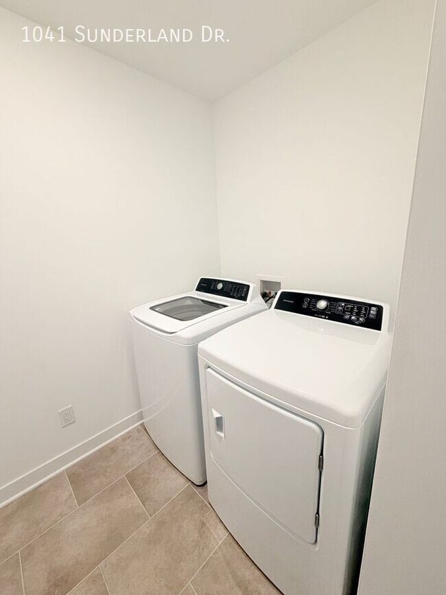 Building Photo - 1041 Sunderland Dr