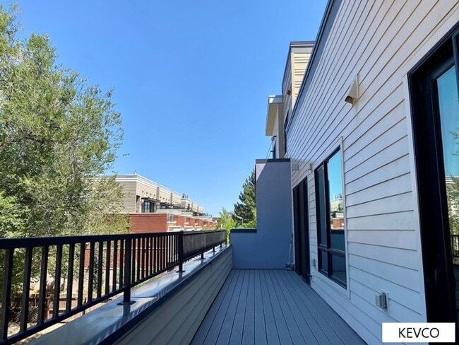 Building Photo - Luxury Old Town Living