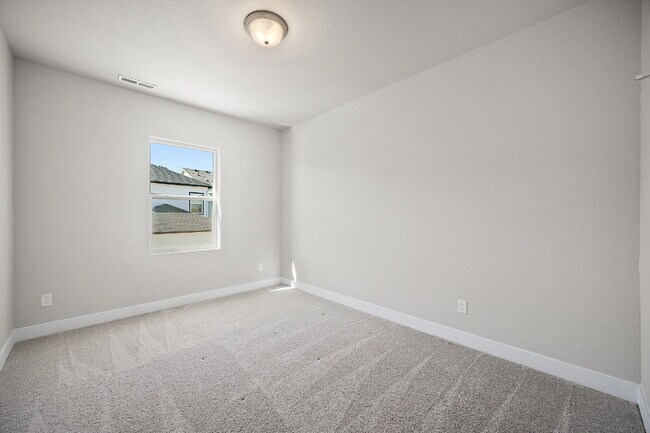 Building Photo - Modern 4 Bedroom, 2 Bathroom Westside Home with Balcony Views of Garden of the Gods!