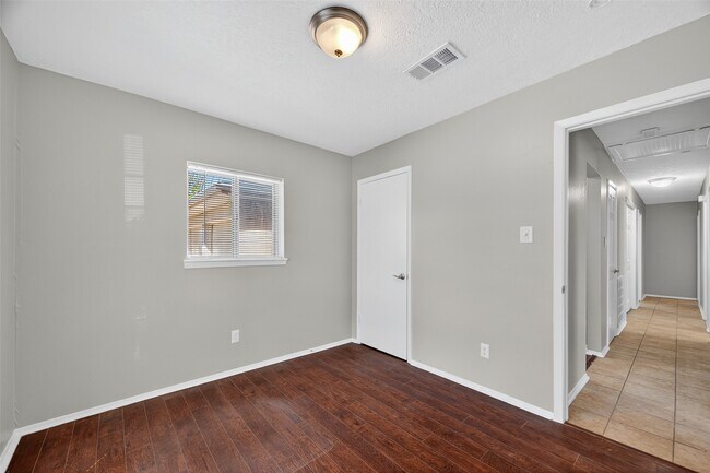 Building Photo - 811 Lochmoor Ln