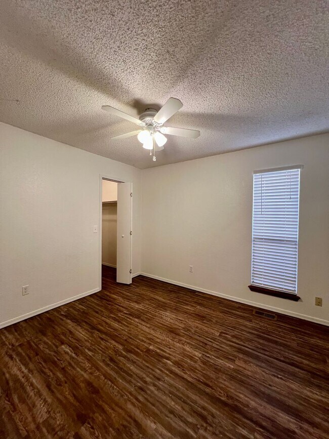 Building Photo - Spacious Home in Yukon- 3 bed, 2 ba, plus office space with built-in's