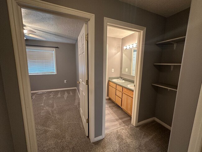 Building Photo - Cute and Cozy 2 Bed, 1.5 Bath Townhome in the Meadows!