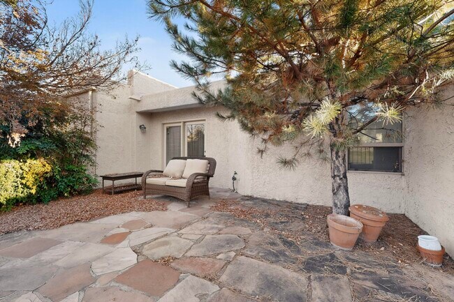 Building Photo - 9735 Village Green Dr NE