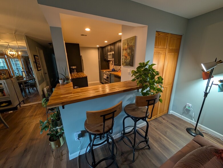 Breakfast bar - 12709 Gordon Blvd