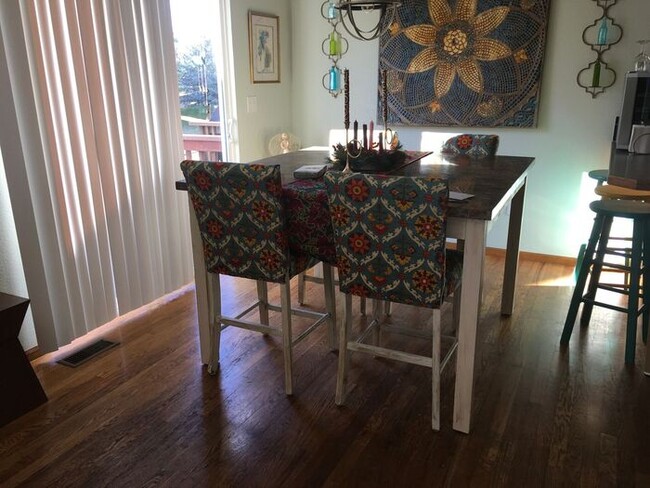 Building Photo - Beautiful 3 bedroom, 2.5 bath Townhome wit...