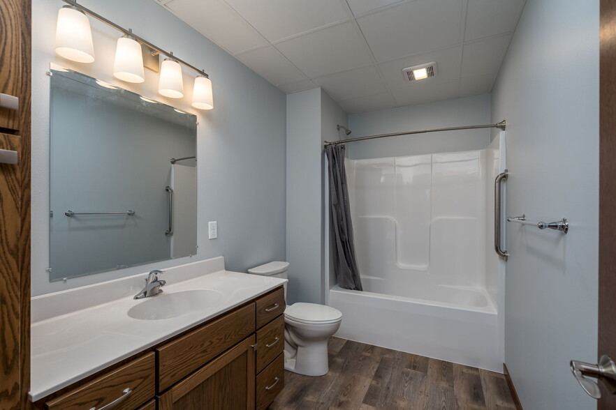 Bathroom - 513 N Riverfront Dr