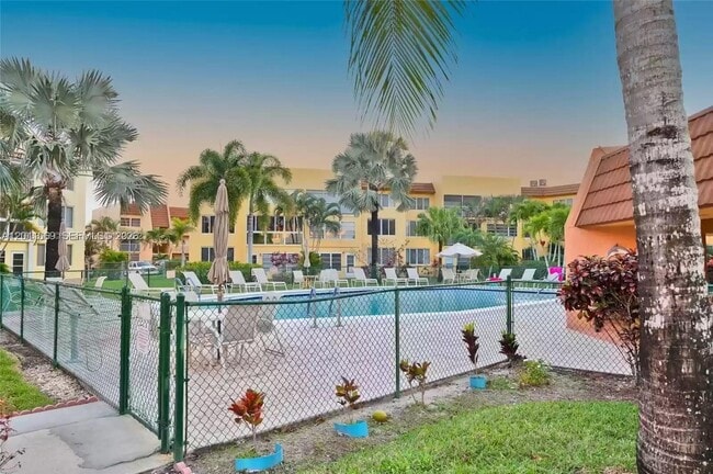 Building Photo - 6870 Royal Palm Blvd
