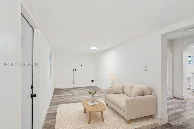 Building Photo - 724 Burlington St