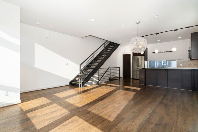 Building Photo - 3bd/1.75ba Seattle Townhome