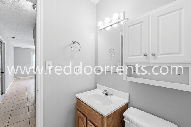 Building Photo - Charming 3-Bedroom Ranch in Plainfield